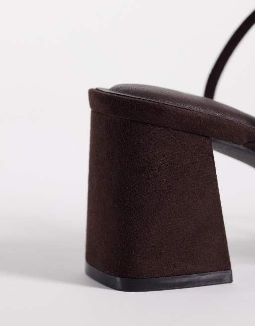 New Look - Sandales à talon carré avec boucle métallique à l'orteil - Marron, 4 de 4