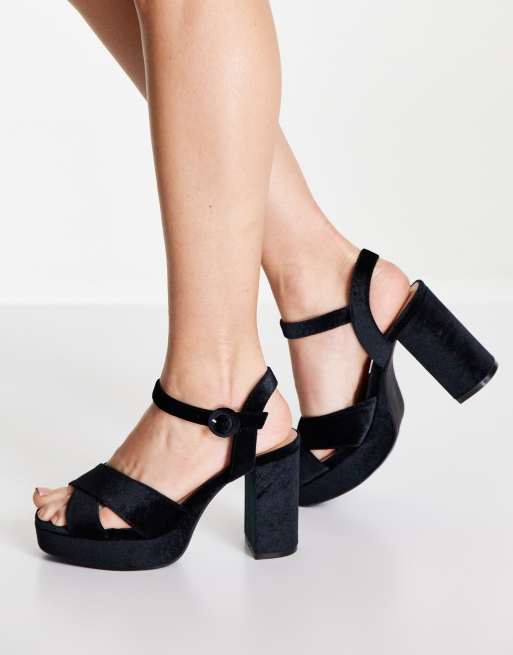 New Look - Sandales chunky en velours croisées à talon avec semelle plateforme - Noir