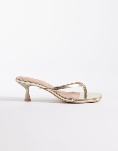 New Look – Sandaletten in Gold mit Zehensteg und Kitten-Absatz - view 1