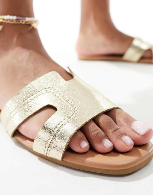 New Look Sandali bassi color oro con cut out ASOS