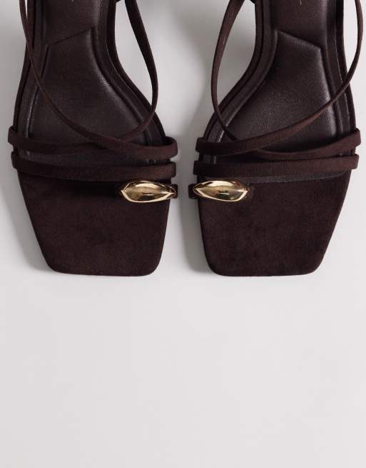 New Look - Sandali marroni infra-alluce con tacco largo e dettaglio in metallo, 2 di 4