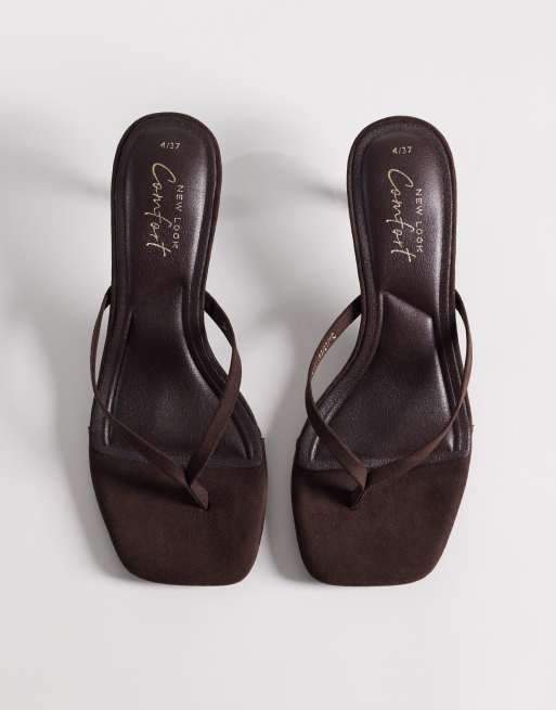 New Look - Sandalias de dedo marrones de tacón bajo, 2 de 4