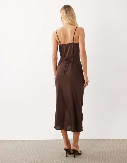 New Look satijnen jurk met gedrapeerde hals in donkerbruin, 4 van 4