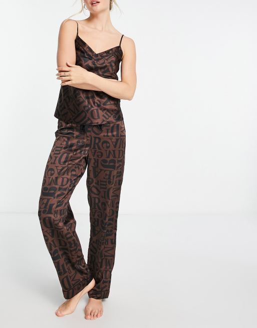 New Look - Satijnen pyjamaset met cami en 'Dreamer' monogramprint in bruin