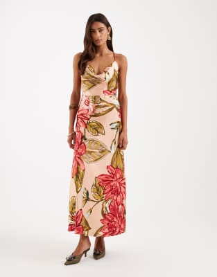 New Look - Satin-Midikleid in blassem Korallenrot mit Wasserfallausschnitt und Blumenmuster-Orange