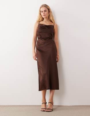 New Look - Satin-Midikleid in Braun mit Wasserfallausschnitt-Brown