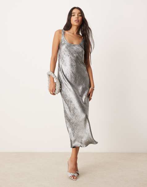 New Look – Satin-Midikleid in Silber mit U-Ausschnitt - view 1