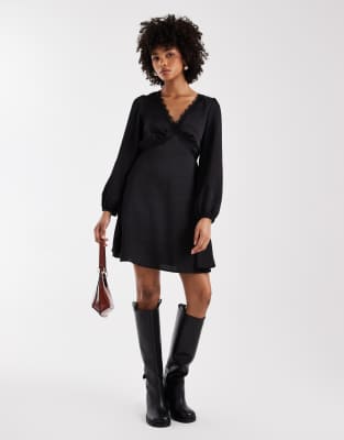 New Look - Satin-Minikleid in Schwarz mit Spitzenborte