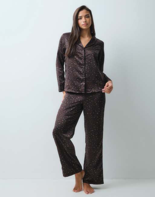 New Look satin revere pyjamas in brown leopard , 2 of 5