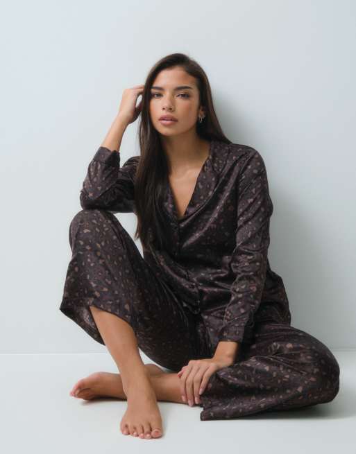 New Look satin revere pyjamas in brown leopard , 4 of 5