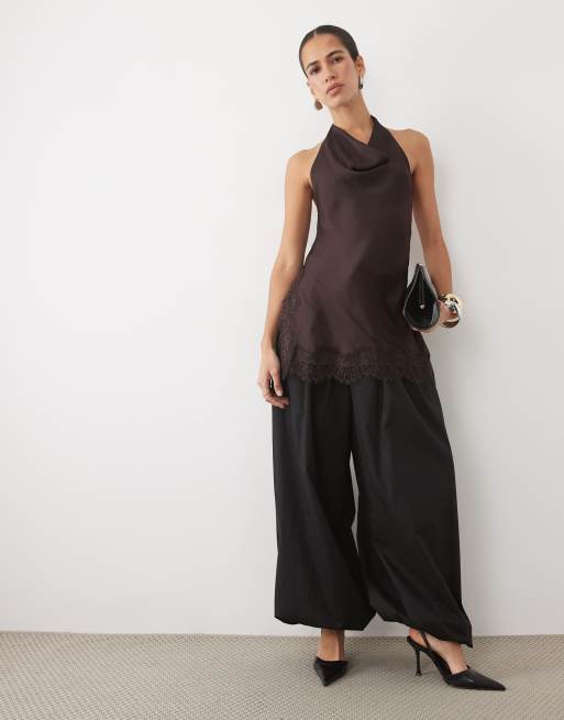 New Look Satin-Top mit Wasserfallausschnitt und Neckholder mit Spitzenbesatz in Dunkelbraun, 2 von 4