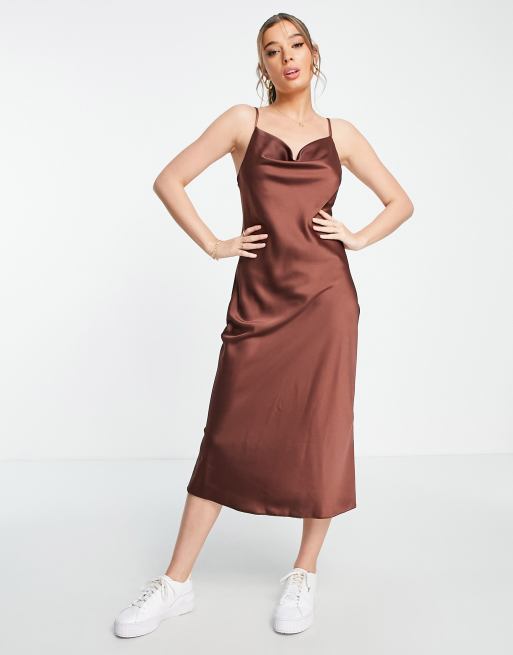 New Look – Satin-Trägerkleid in Braun mit Wasserfallausschnitt