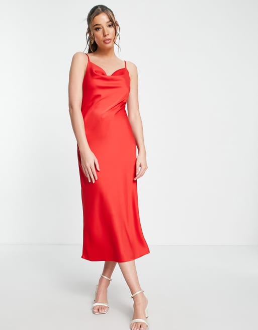 New Look – Satin-Trägerkleid in Rot mit Wasserfallausschnitt