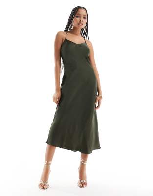 New Look - Satin-Unterkleid in dunklem Khaki mit überkreuzten Rückenträgern-Grün