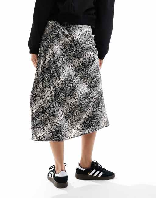New Look – Satynowa spódnica midi w wężowy wzór, 3 z 5