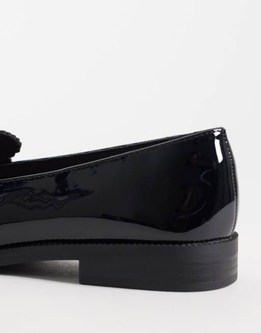 New Look scallop patent loafer in black , 3 of 5