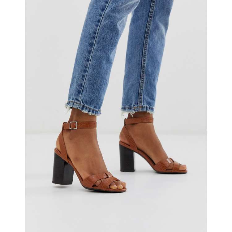 New look Scarpe color cuoio con fascette incrociate e tacco