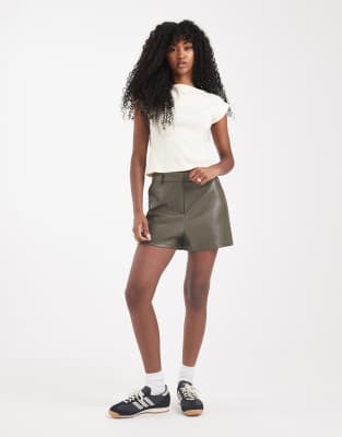 New Look - Schmal geschnittene PU-Shorts in dunklem Khaki-Grün