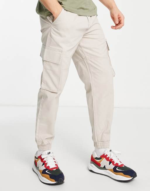 New Look – Schmal zulaufende Cargohose in Stein