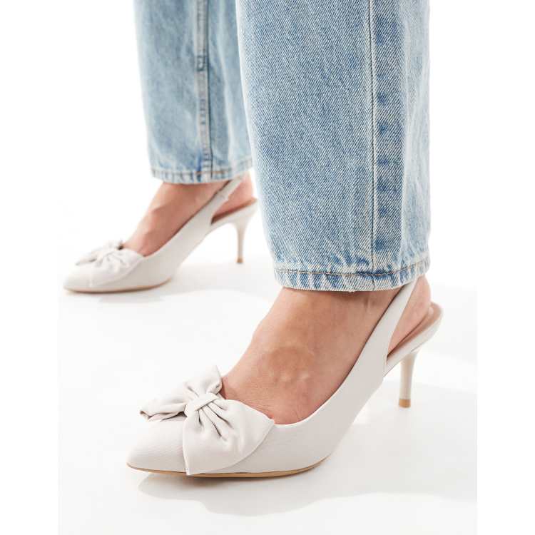 New Look Schoenen van satijn met hak en strik in creme ASOS