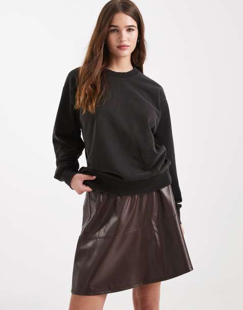 New Look – Schwingender Minirock aus Kunstleder in Braun - view 1