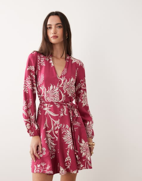 New Look – Schwingendes Minikleid in Rot mit Blumenmuster - view 1