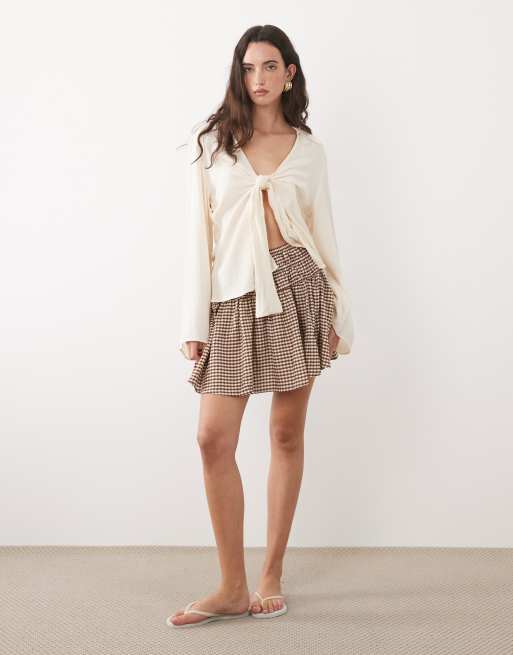 New Look shirred panel mini skirt in brown gingham check, 2 of 5