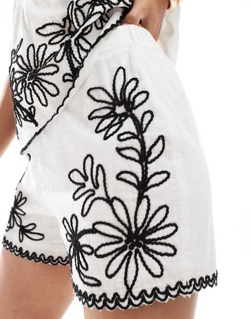 New Look - Short met bloemenborduursels in wit, deel van co-ord set, 2 van 5