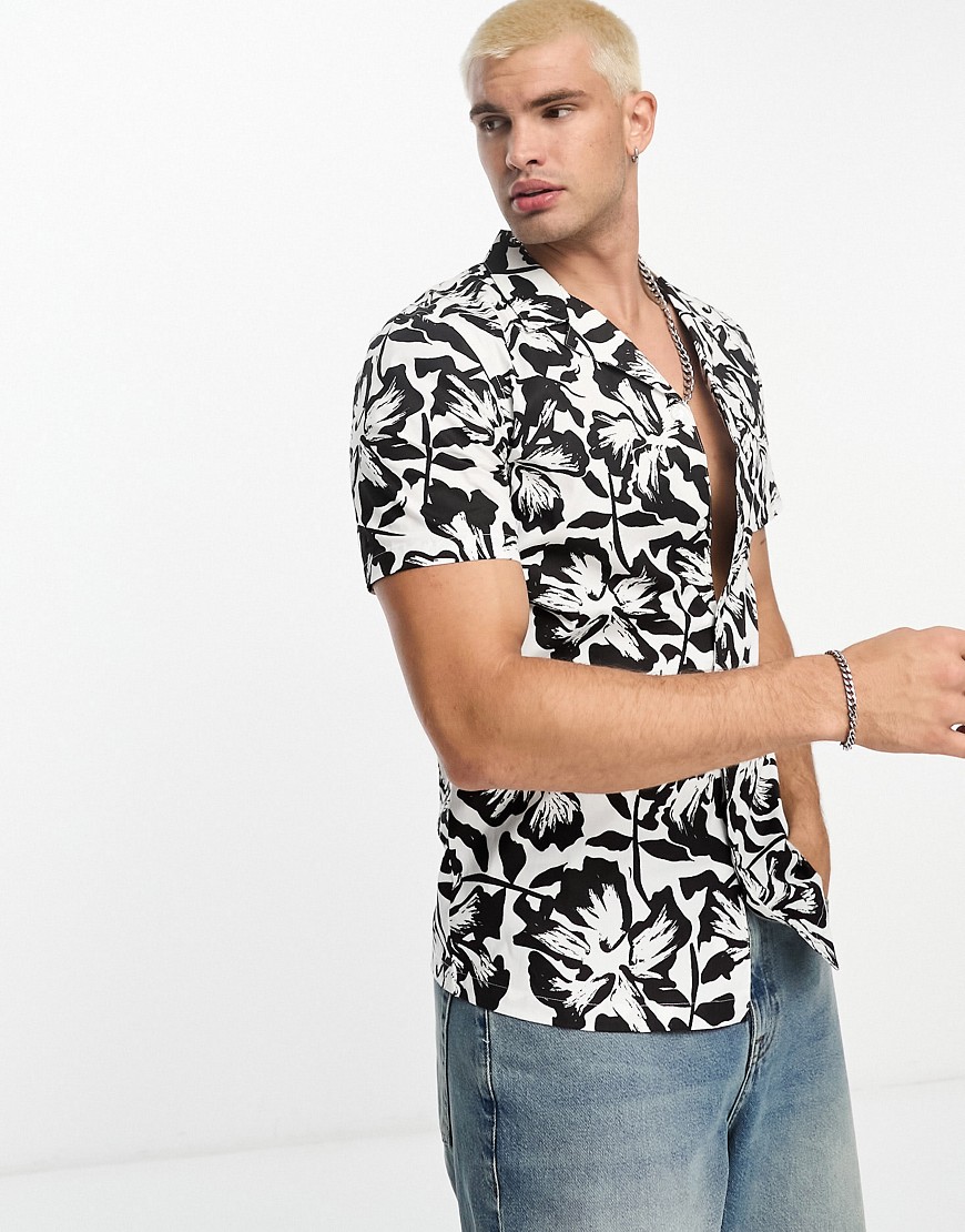 New Look short sleeve floral print shirt in white-Brown