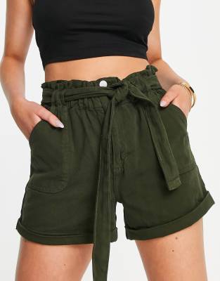 New Look - Shorts in Khaki mit Paperbag-Bund-Grün