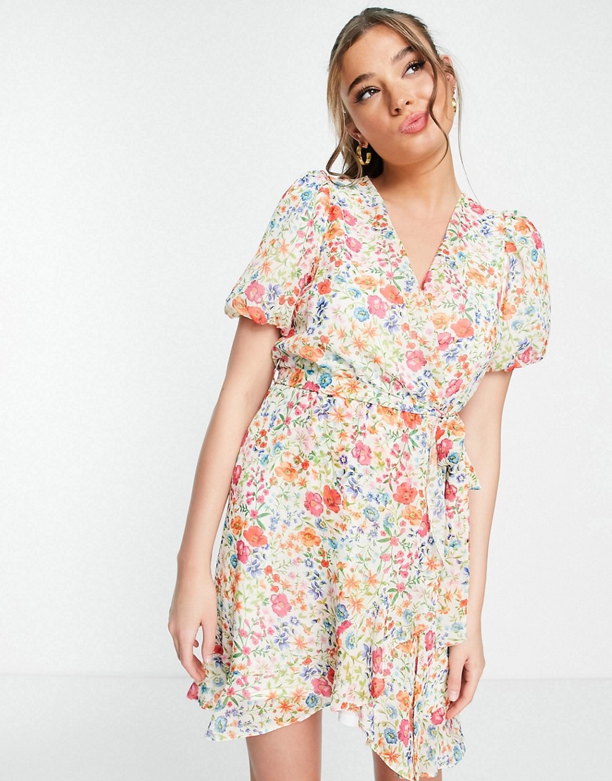 new look - slå-om-kjole med pufærmer, flæser og blomstermønster-hvid