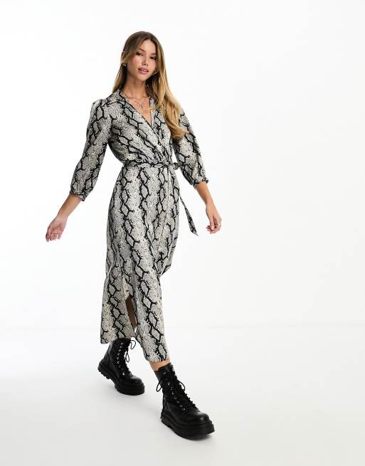 New Look - Slå-om-midikjole med neutralt slangeprint i satin, 3 af 4