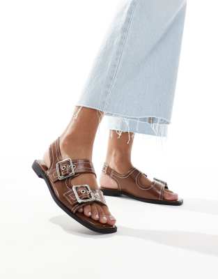 New Look - Slingback-Sandalen in Lack-Braun mit dicker Sohle und kontrastierenden Ziernähten