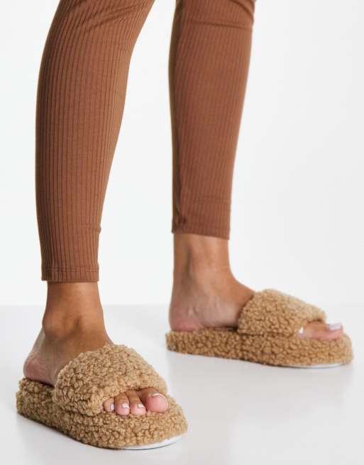 Slippers best sale met plateauzool