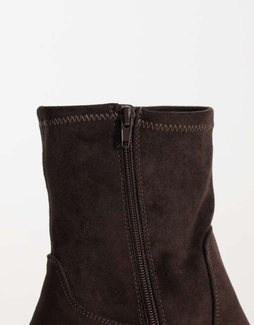 New Look sockboots med klack i mockaimitation, bred passform, mörkbruna, 3 av 4