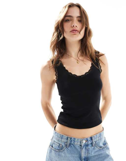 New Look - Sort top med V-hals og blondedetaljer 