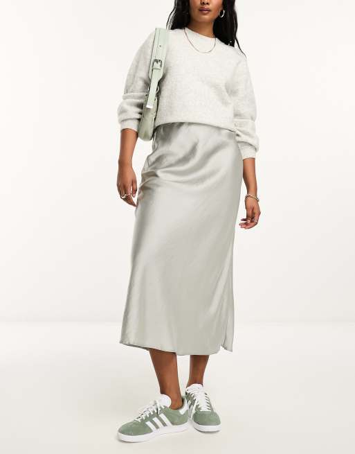 New Look – Srebrna satynowa spódnica midi ze skosu
