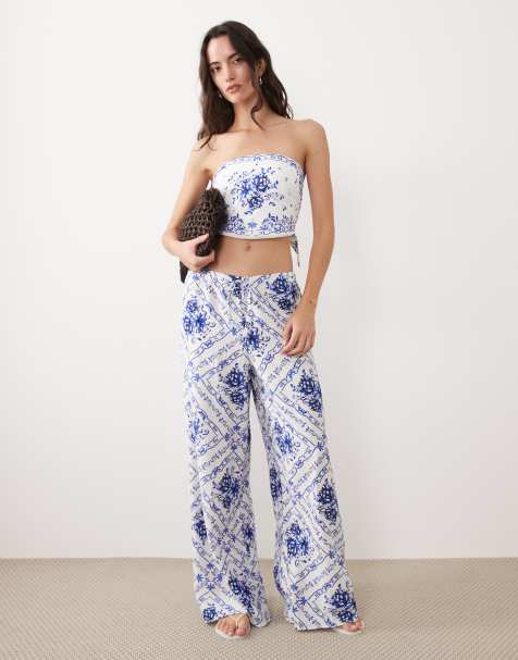 New Look – Strand-Set im Folklore-Stil in gemustertem Weiß, aus Cropped-Oberteil und Hose - view 1