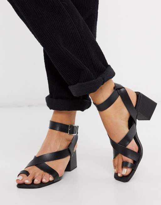 New Look strappy block heeled sandals with toe loop in black | ASOS