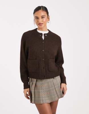 New Look - Strickjacke in Braun mit Rundhalsausschnitt-Brown