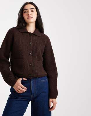 New Look - Strickjacke in Dunkelbraun mit durchgehender Knopfleiste und Kragen-Brown