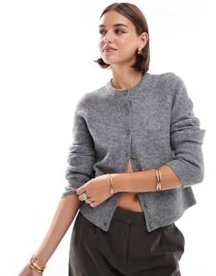 New Look - Strickjacke in Grau mit Rundhalsausschnitt und Knopfleiste