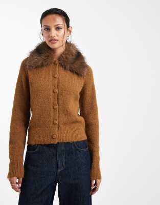 New Look - Strickjacke in Hellbraun mit Kunstpelzkragen-Brown