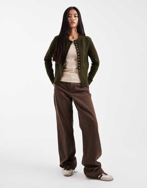 New Look – Strickjacke in Khaki mit Rundhalsausschnitt und gewölbten Knöpfen, 3 von 4