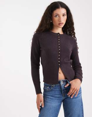 New Look - Strickjacke in Lila mit Rundhalsausschnitt und Kuppelknöpfen