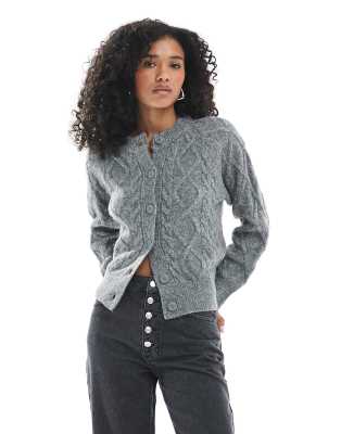 New Look - Strickjacke in Mittelgrau mit Rundhalsausschnitt und Zopfmuster