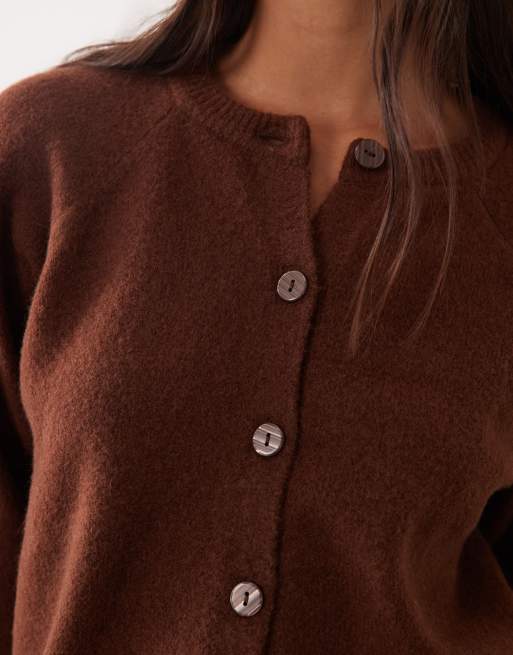 New Look Strickjacke mit Rundhalsausschnitt und Knopfleiste in Dunkelbraun, 2 von 4