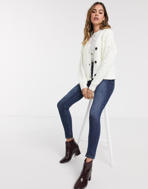 New Look – Strickjacke mit Zopfmuster in gebrochenem Weiß, 4 von 4