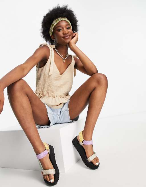 New Look – Strukturiertes Camisole in neutralen Steinton mit V-Ausschnitt und Bindeträgern
