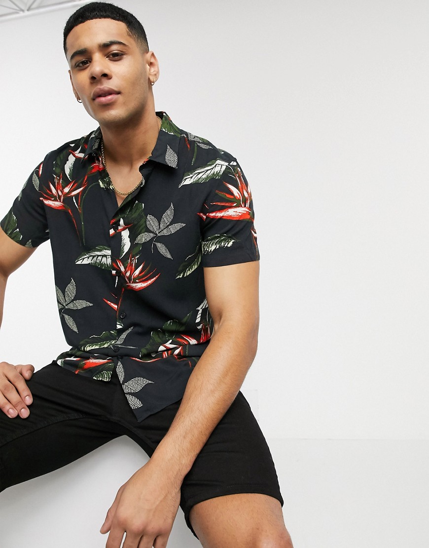 New Look – Svart kortärmad skjorta med tropiskt bladmönster